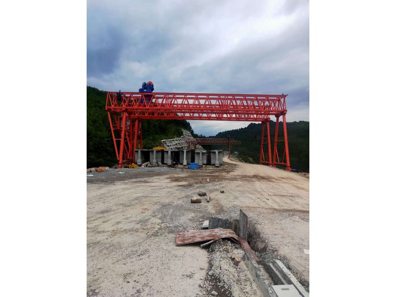 重慶匯森路橋工程建設有限公司，巴萬高速三標項目部采購高遠重型MG100/10-24m-9m龍門吊兩臺，設備發貨出廠