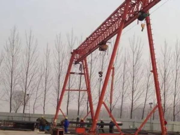 龍門吊門式起重機作業時如何確保下方人員的安全？